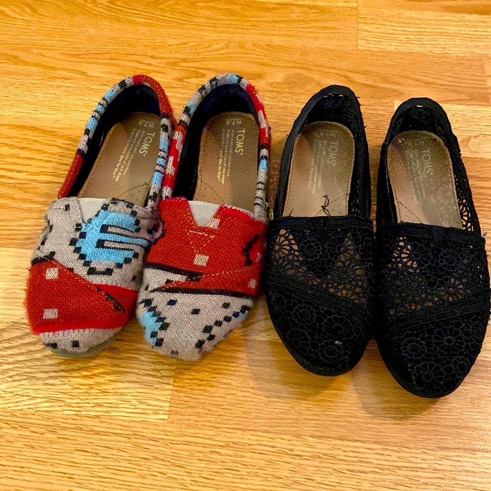 2 pairs of womens Toms size 7.5